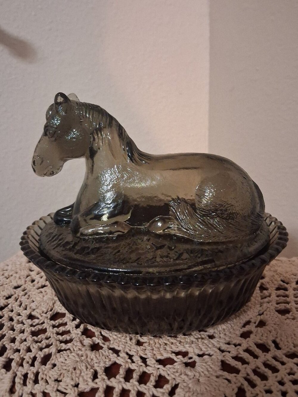 Rosso Smoke Gray Horse on Nest